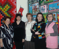 Лоскутницы на выставке в Центре народного творчества в Красноярске зимой 2002 г.